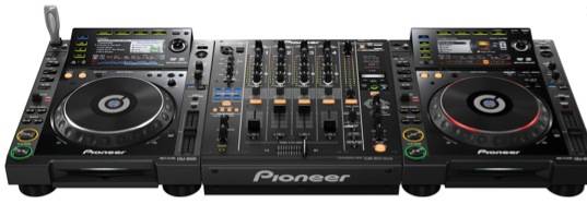 LOCATION SET DJ COMPLET PIONEER DEUX PLATINES CD/USB CDJ2000NXS ET UNE CONSOLE 4 PISTES DJM900NXS A TOULON